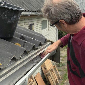 Laga hängrännan: Ta bort all smuts i hängrännan Laga hängrännan: Ta bort all smuts i hängrännan